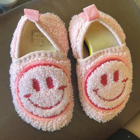 Toddler Pink Smiley Face slippers - Picture 1 of 5